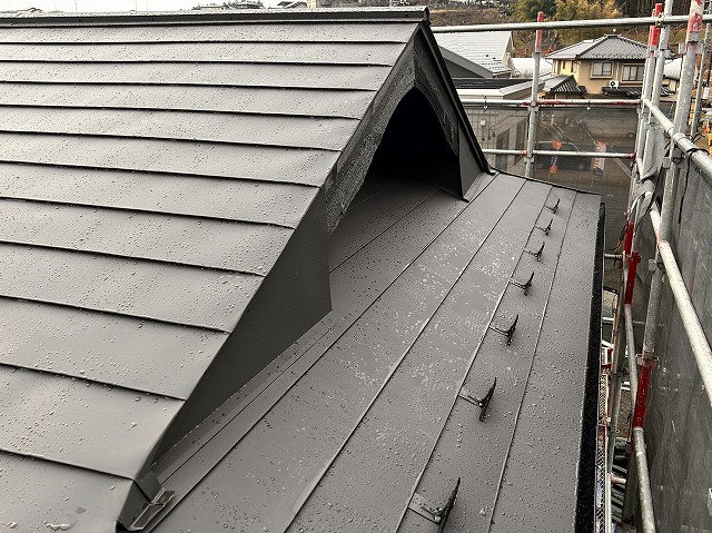 飯田市：入母屋造りの住宅でエスジーエル鋼板屋根を使った屋根葺き替えが完成